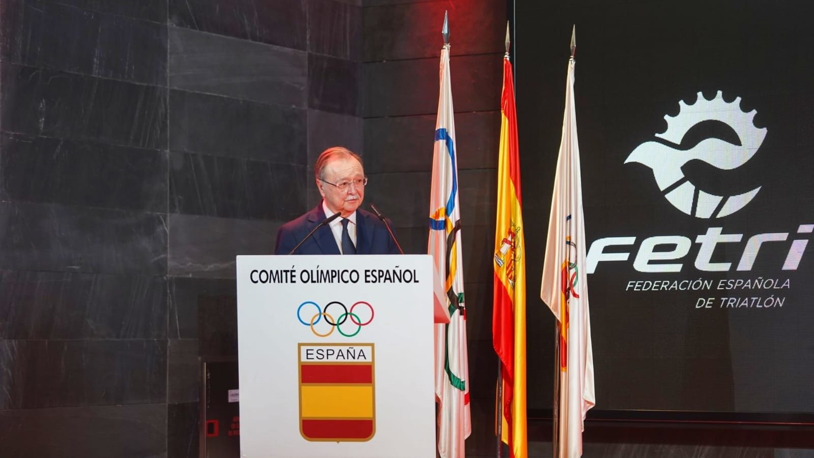 Ceuta recibe la Placa de Plata de la Federación Española de Triatlón en reconocimiento a su impulso al deporte