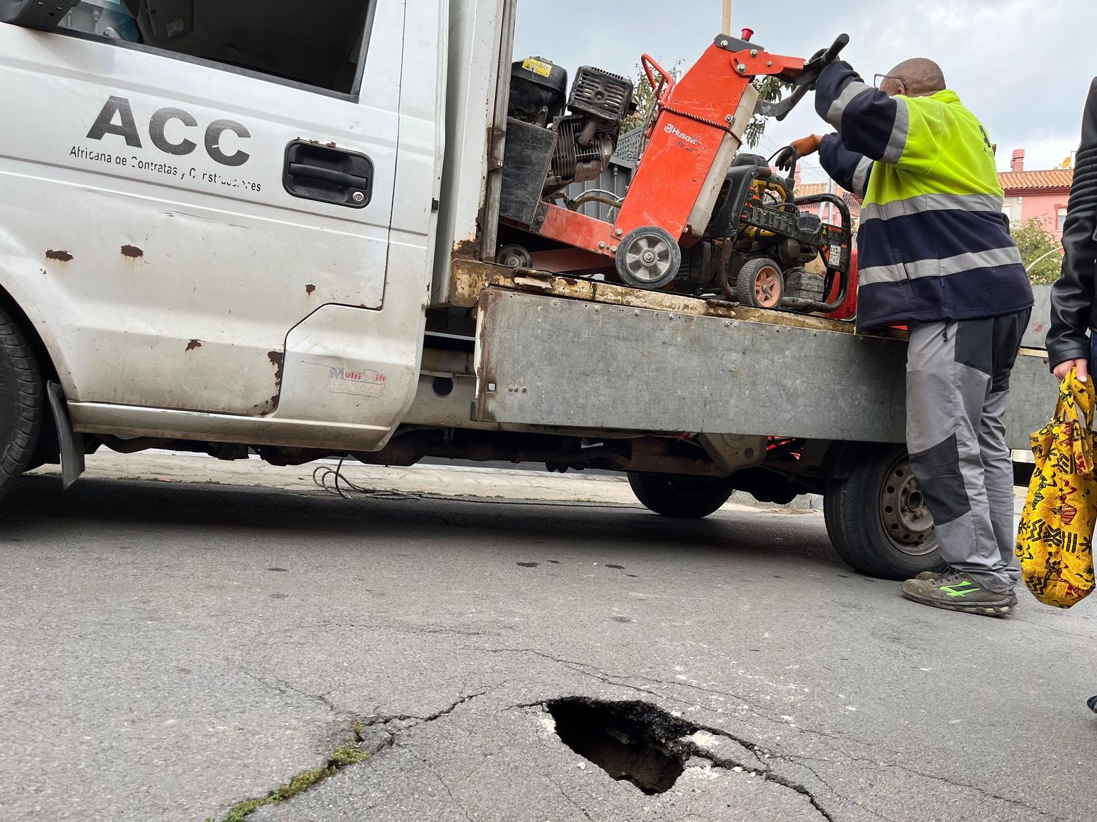 ACC actúa para arreglar el socavón ocasionado en Loma Margarita tras explotar una tubería