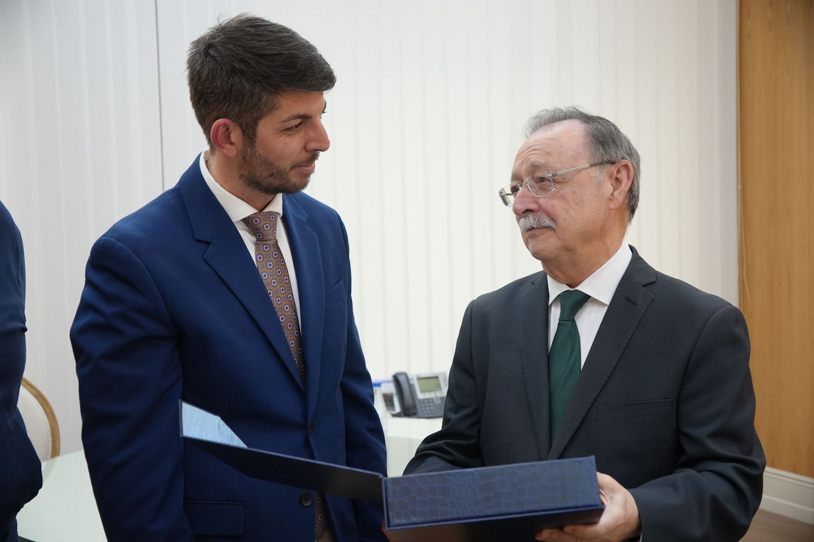 El pregonero de la Semana Santa 2026, Adán del Campo, con el presidente Vivas en su despacho