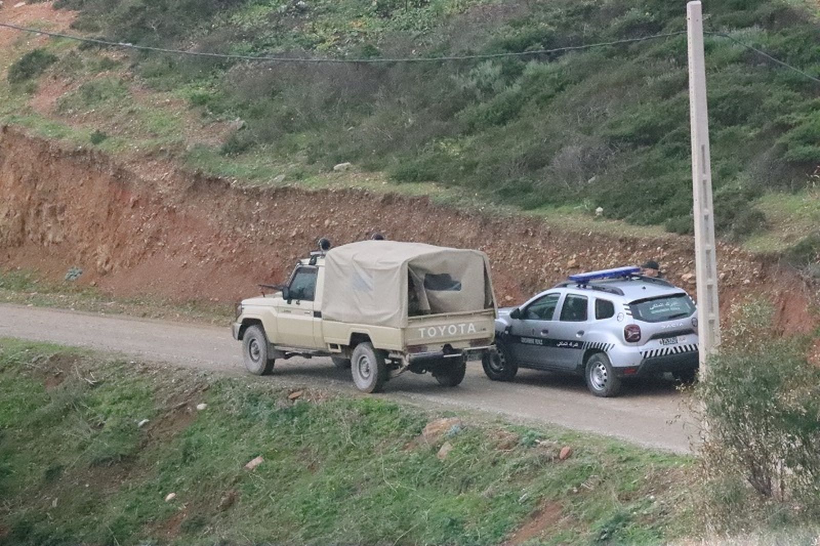 Militares y un coche de la Gendarmería en la zona del perímetro fronterizo. / FOTO REDUAN