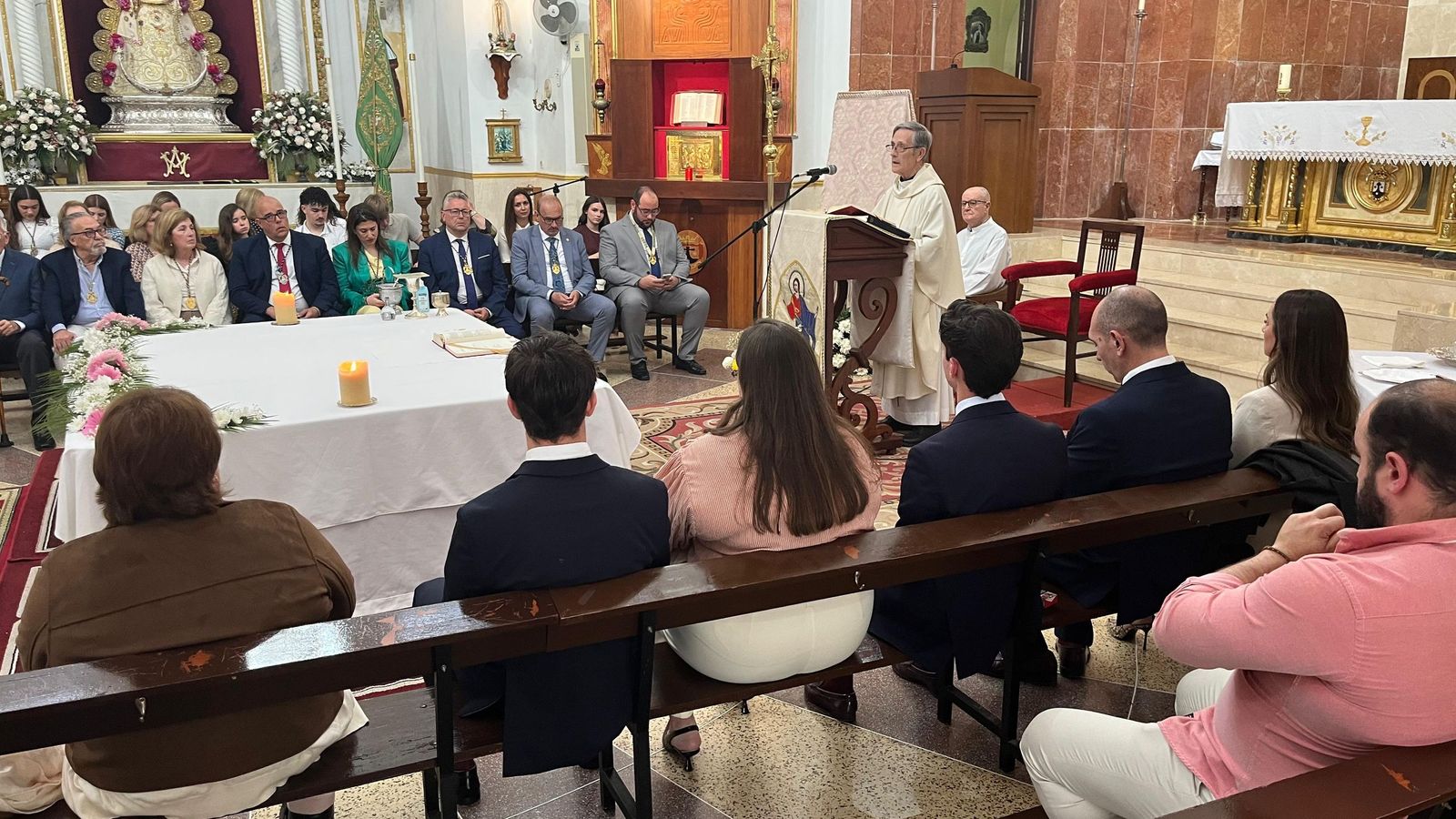 Un momento de la misa oficiada por Miguel Tenorio