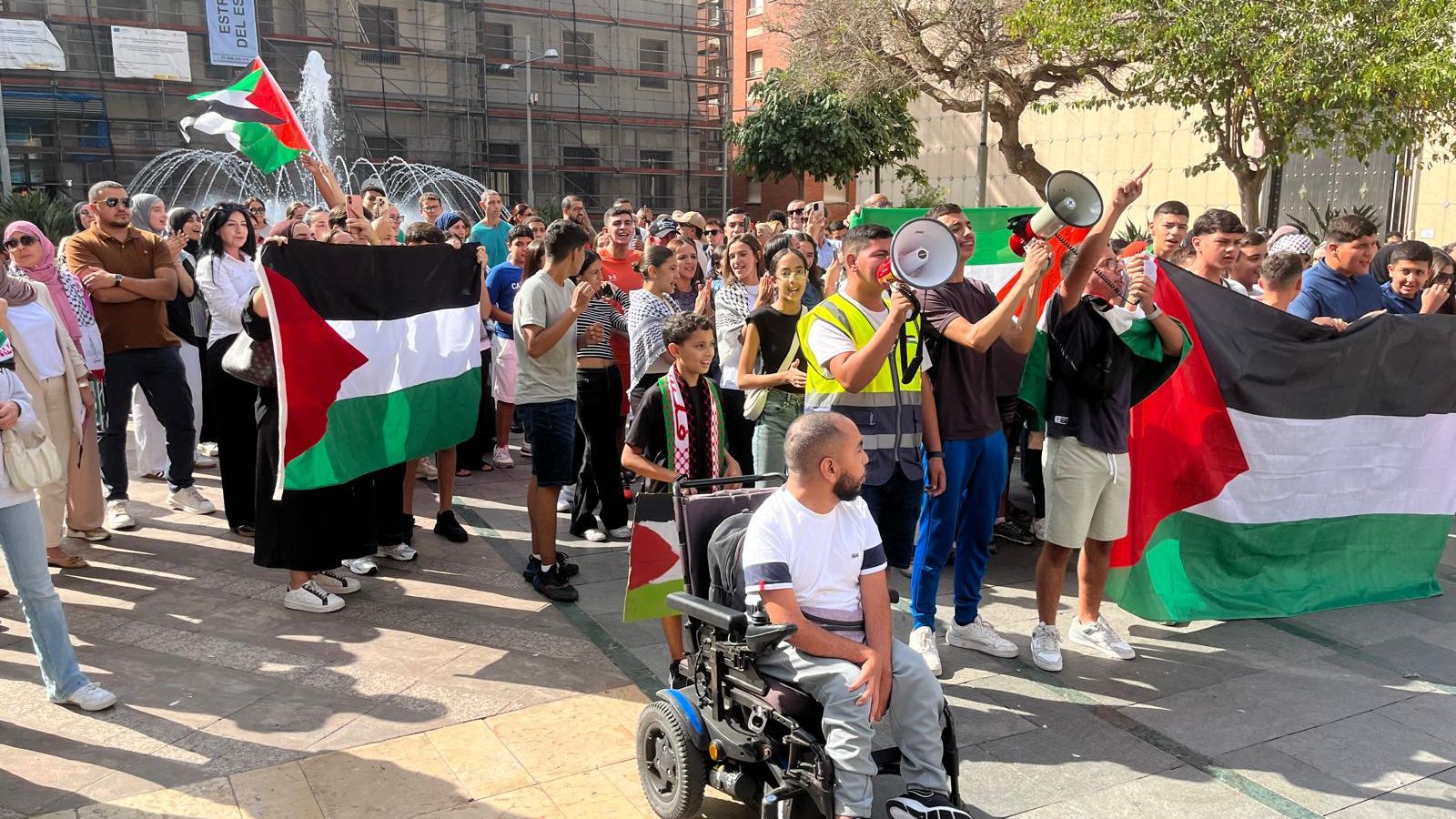 Concentración estudiantil frente a la Delegación del Gobierno en apoyo de la Flotilla y el pueblo palestino