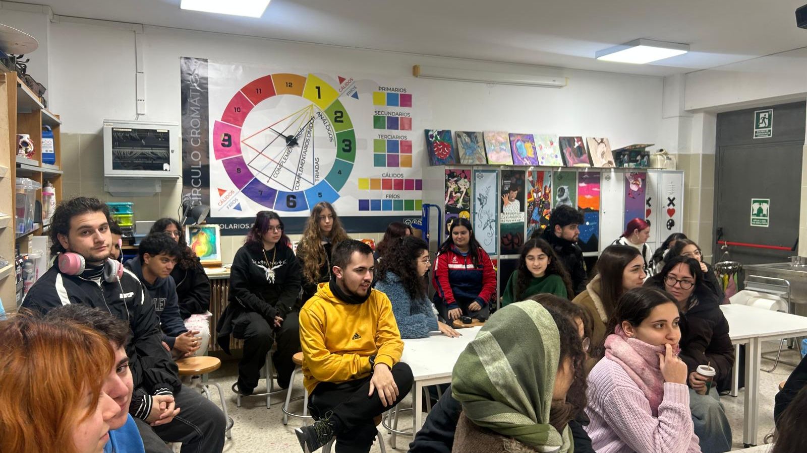 El alumnado de la Escuela de Arte presente durante la charla de Lola Nieto