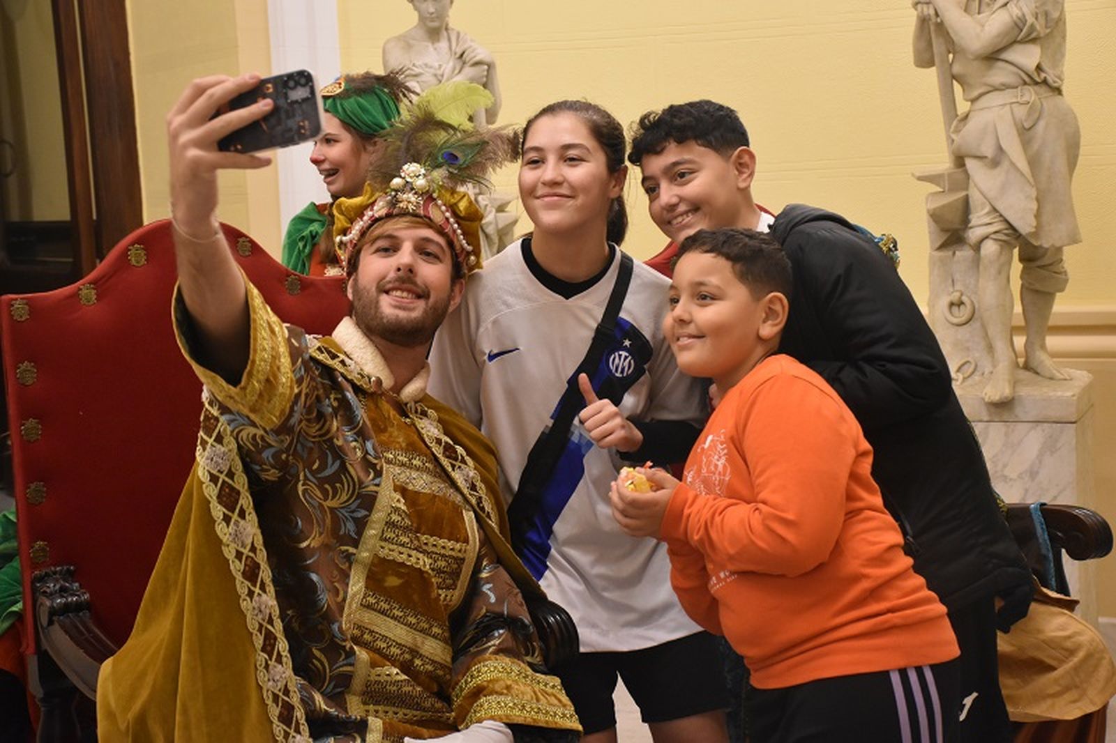 Noor, Yasmine, Mohamed y Ahmed acudieron para pedir "felicidad", "salud" y algún que otro juguete a los emisarios reales / FOTO G.S.