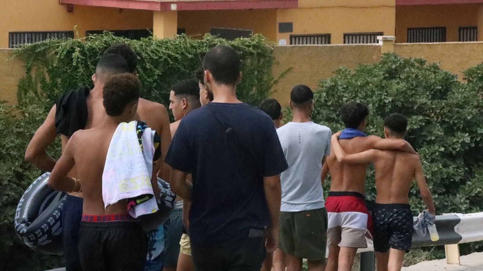 Menores magrebíes volviendo hacia la nave del Tarajal donde son acogidos. Menores magrebíes volviendo hacia la nave del Tarajal donde son acogidos.