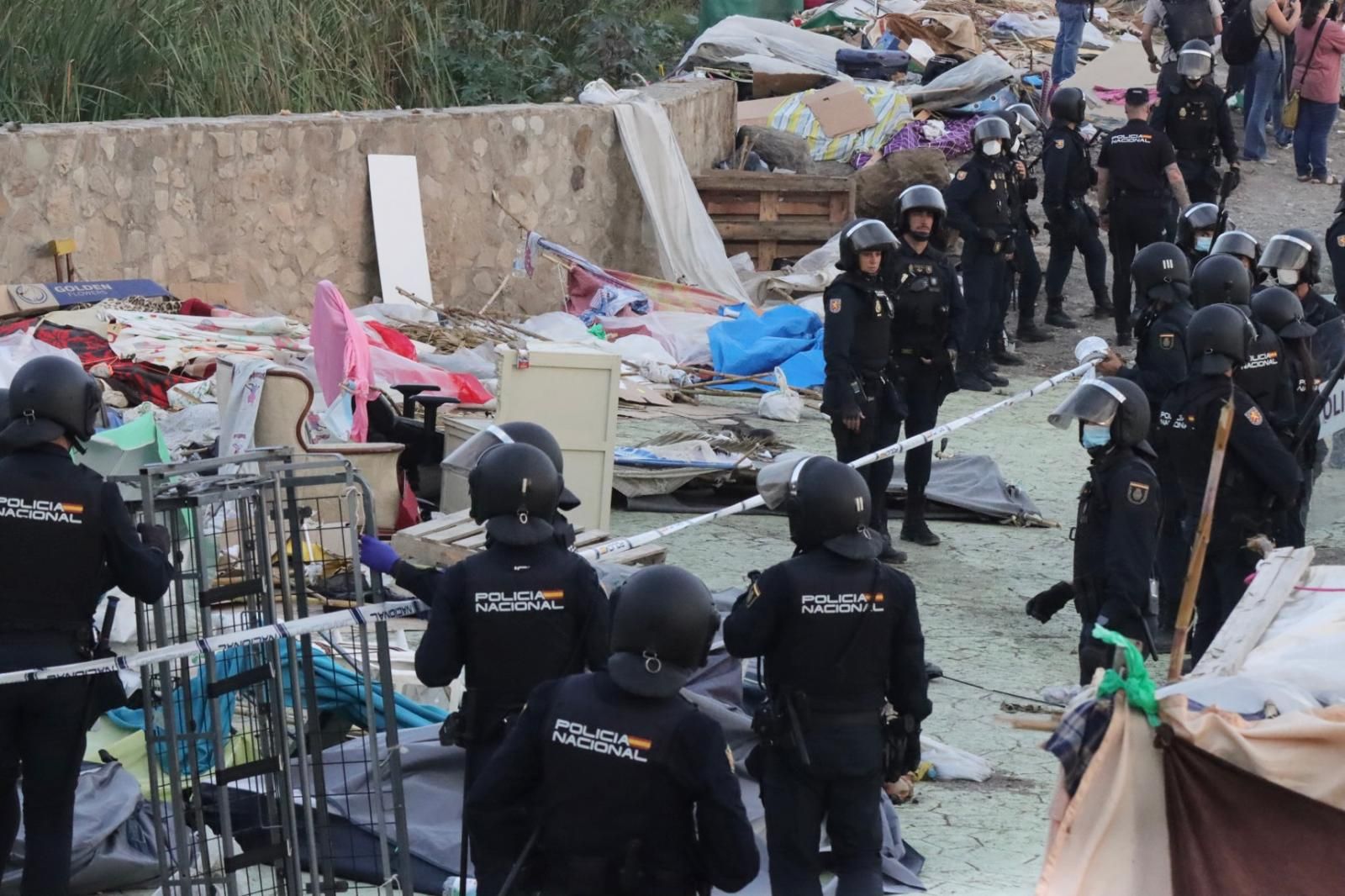 La Policía despliega 350 agentes para levantar los asentamientos junto a la desalinizadora