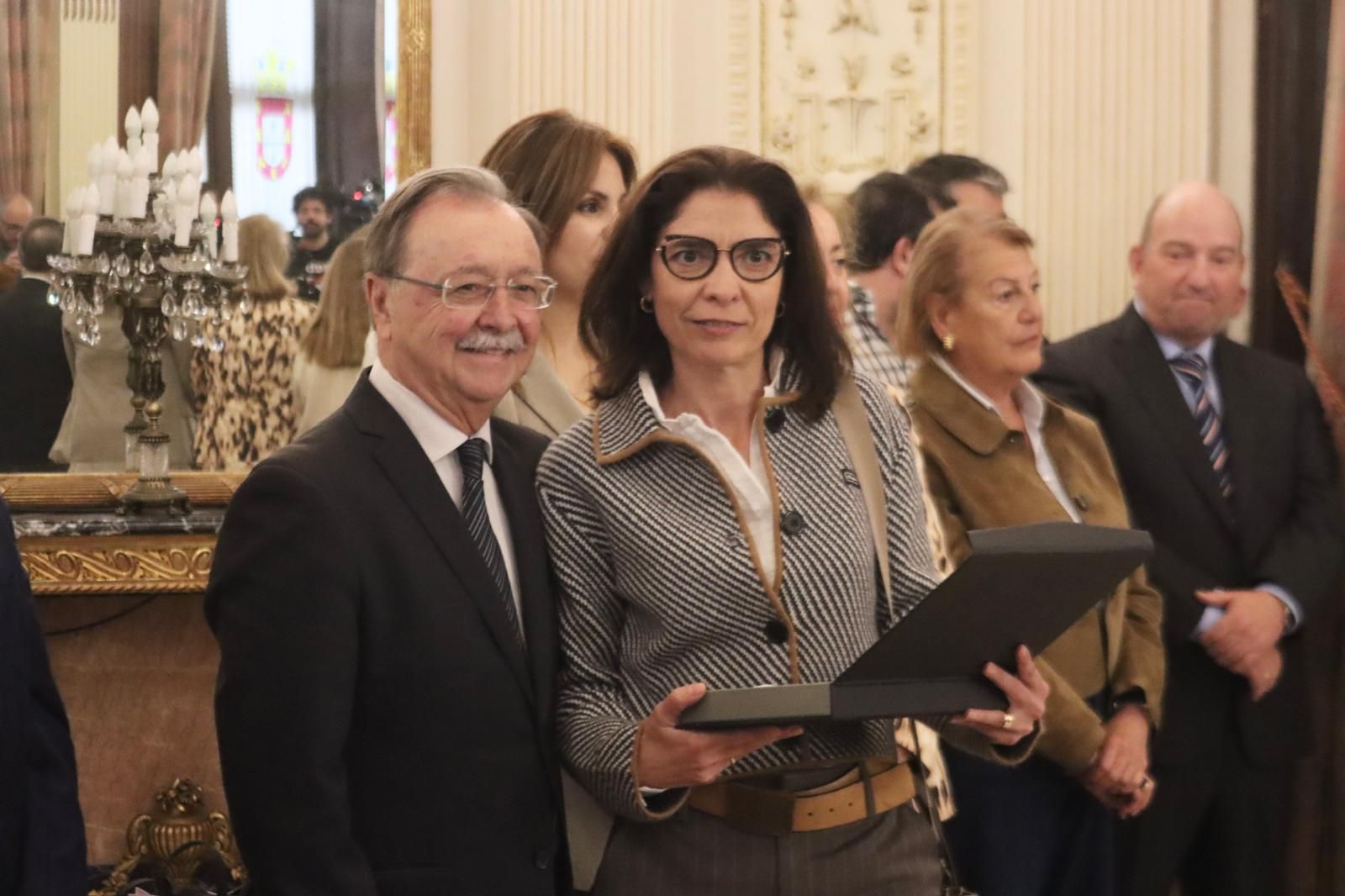 Acto de entrega de reconocimientos por el Día del Funcionario en el Salón del Trono