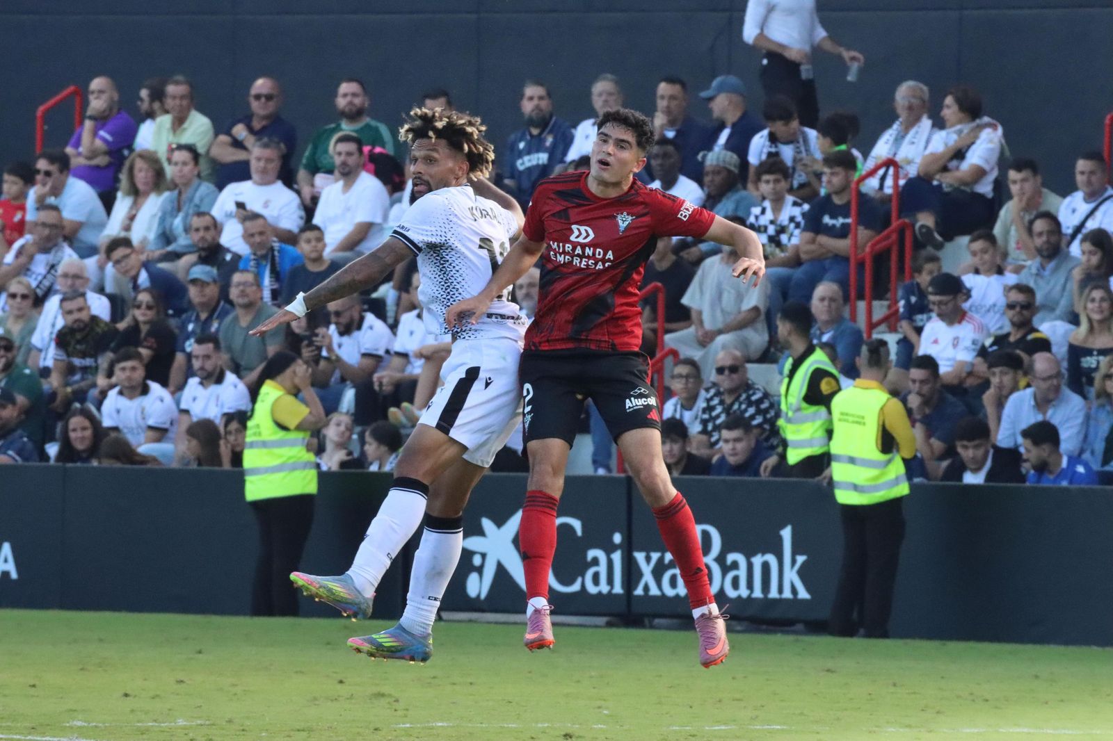 El Ceuta pone la directa ante el Mirandés: resumen en fotos