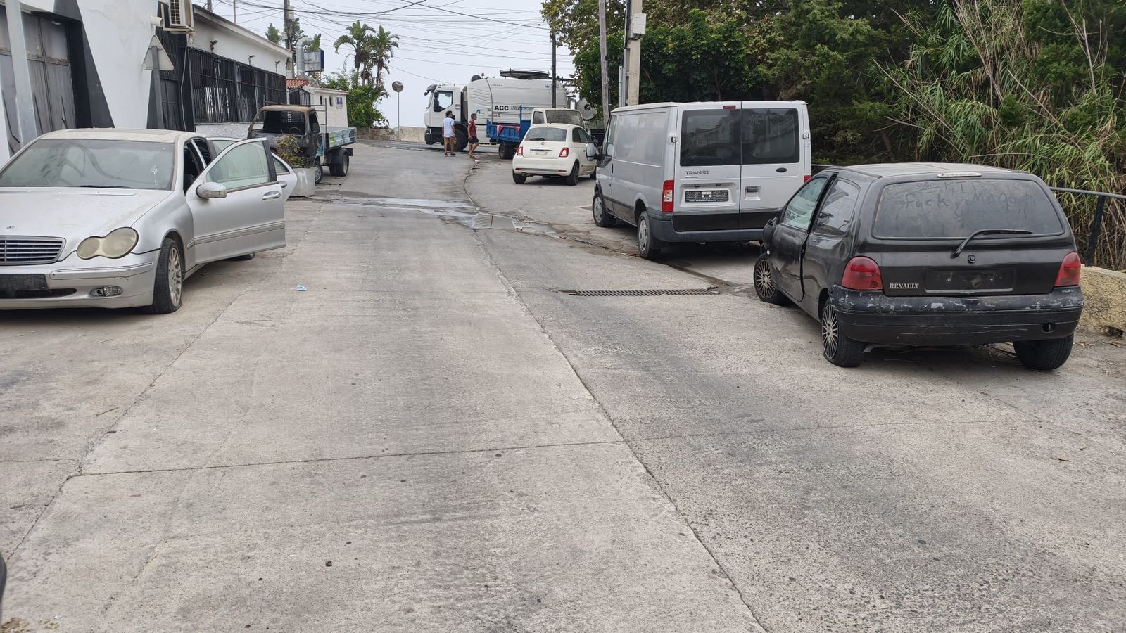 Los vecinos de Barriada Postigo, “agotados” de ver migrantes durmiendo en coches abandonados