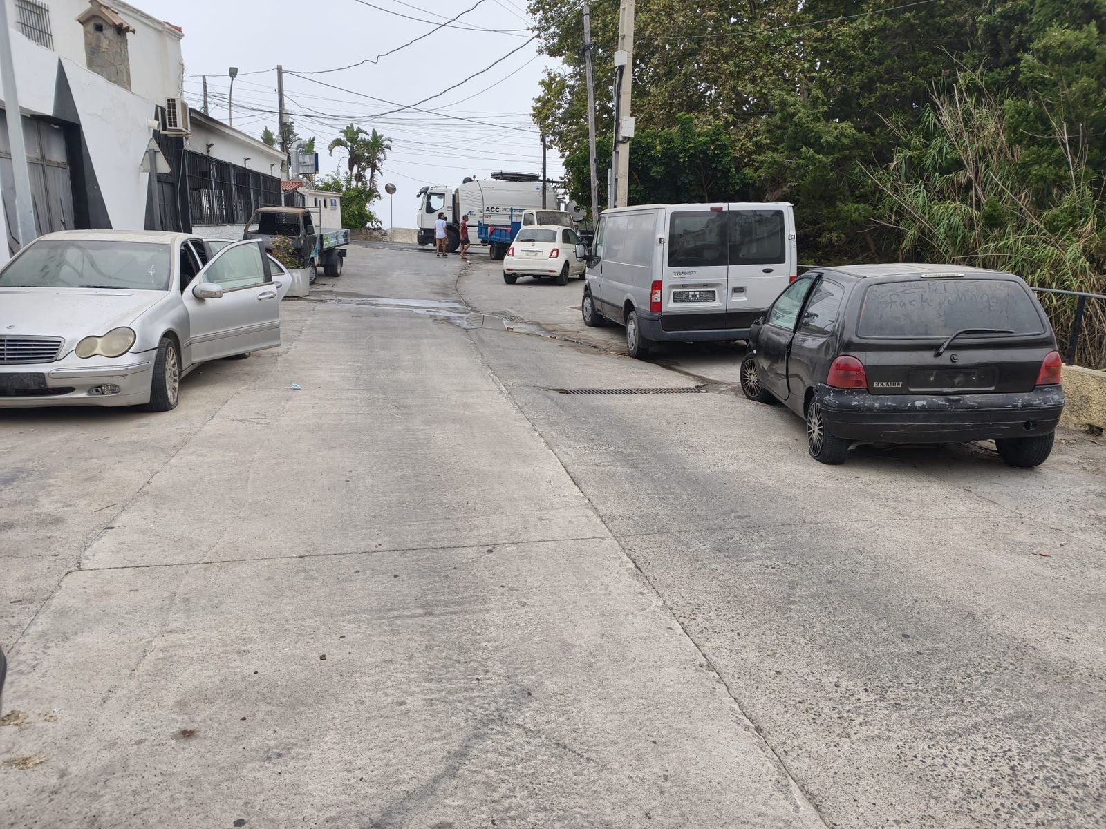 Los vecinos de Barriada Postigo, “agotados” de ver migrantes durmiendo en coches abandonados
