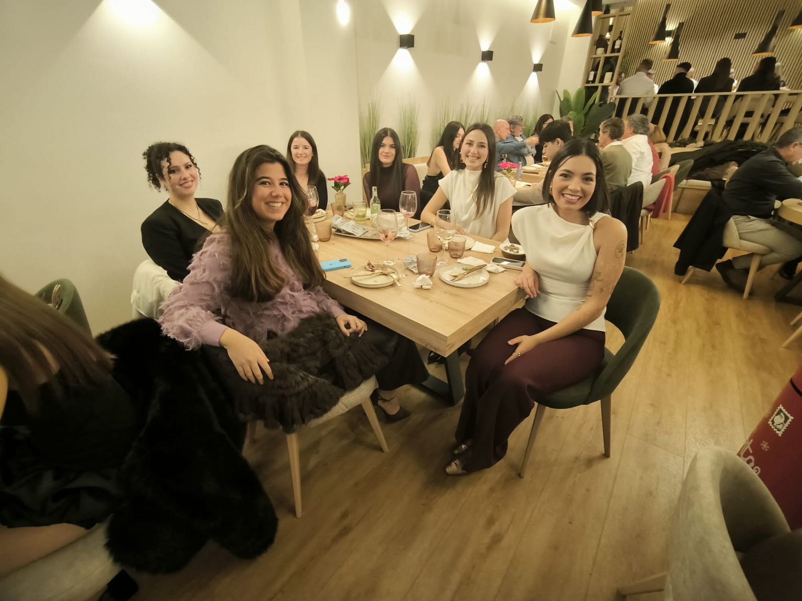 Los ceutíes se lanzan a la calle para celebrar la llamada 'Tardevieja' para despedir 2025