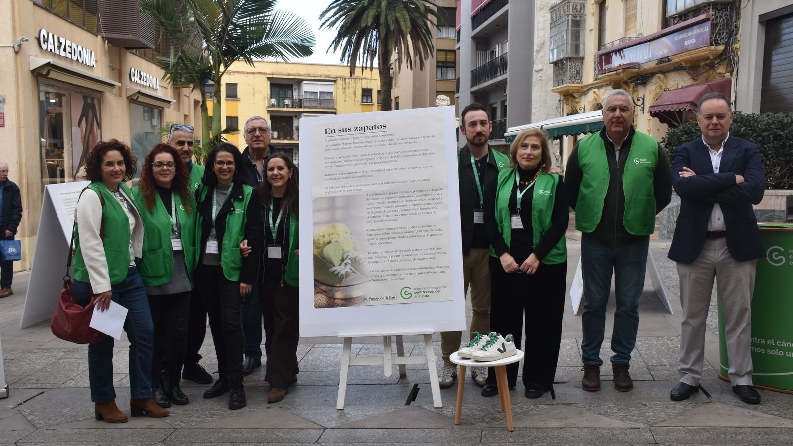 Miembros de la AECC y Javier Celaya en la exposición