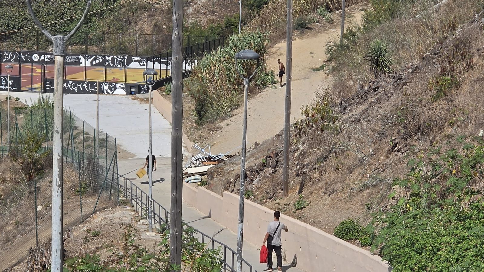 Los migrantes han tomado la playa, los aledaños de la pista deportiva, la antigua prisión de mujeres y los diferentes túneles de la barriada