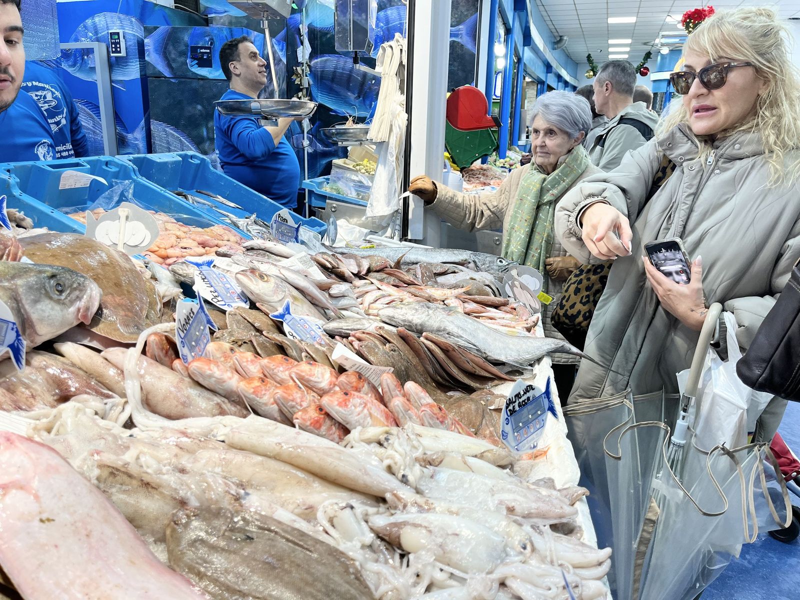 Imágenes de la pescadería de Younes en el Mercado Central.