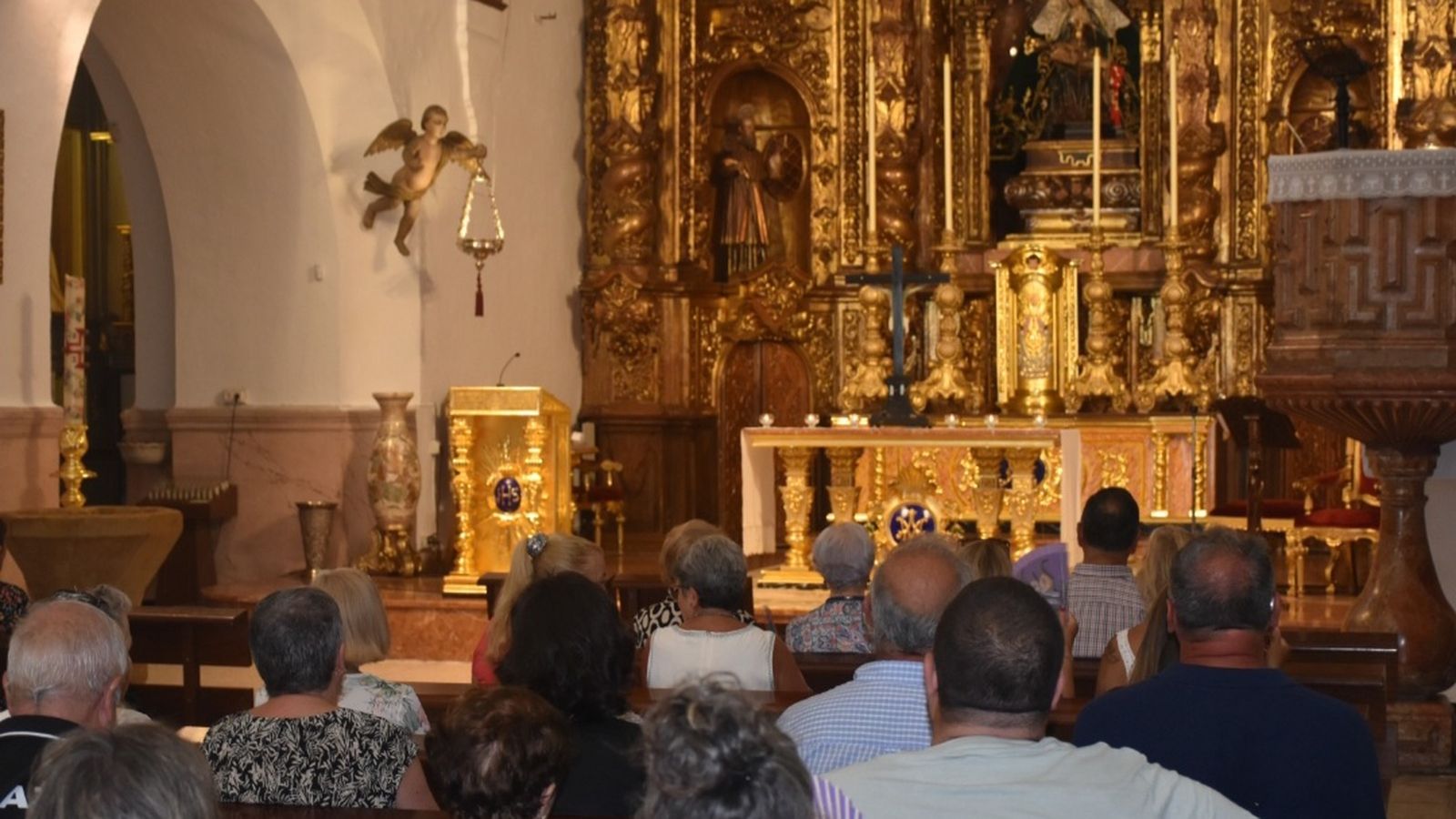 La ciudad se reunió en torno al Cristo del Puente en un solemne acto de despedida que culminó con una eucaristía, la bendición y un multitudinario besapiés