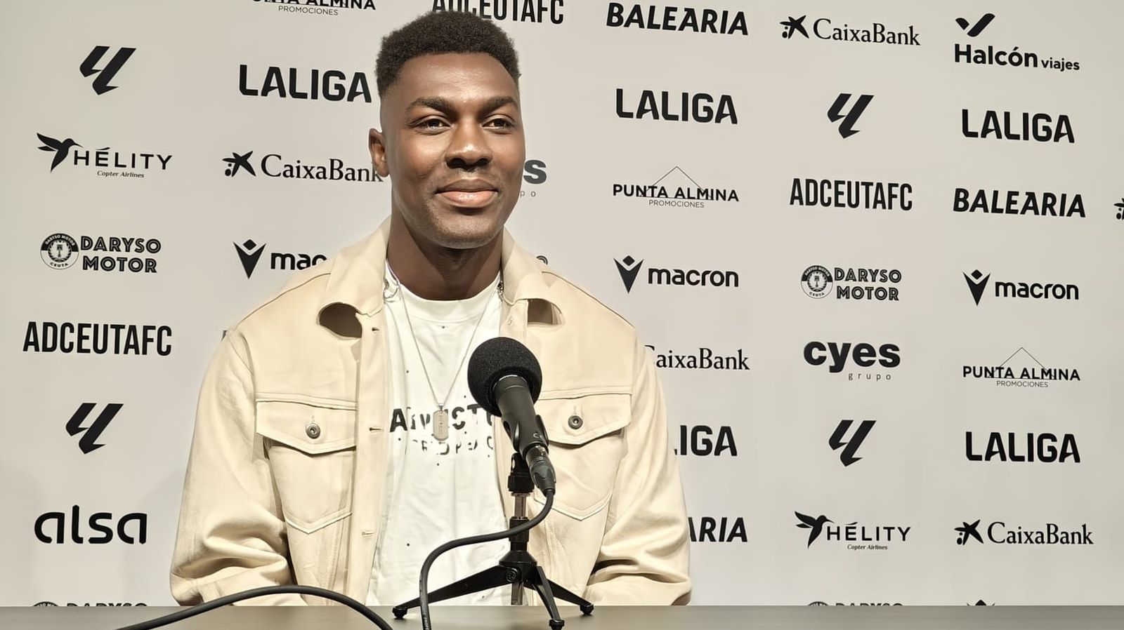 Koné, jugador de la AD Ceuta, durante la rueda de prensa previa al partido que enfrentará este viernes a la AD Ceuta frente al Granada CF en el estadio Alfonso Murube
