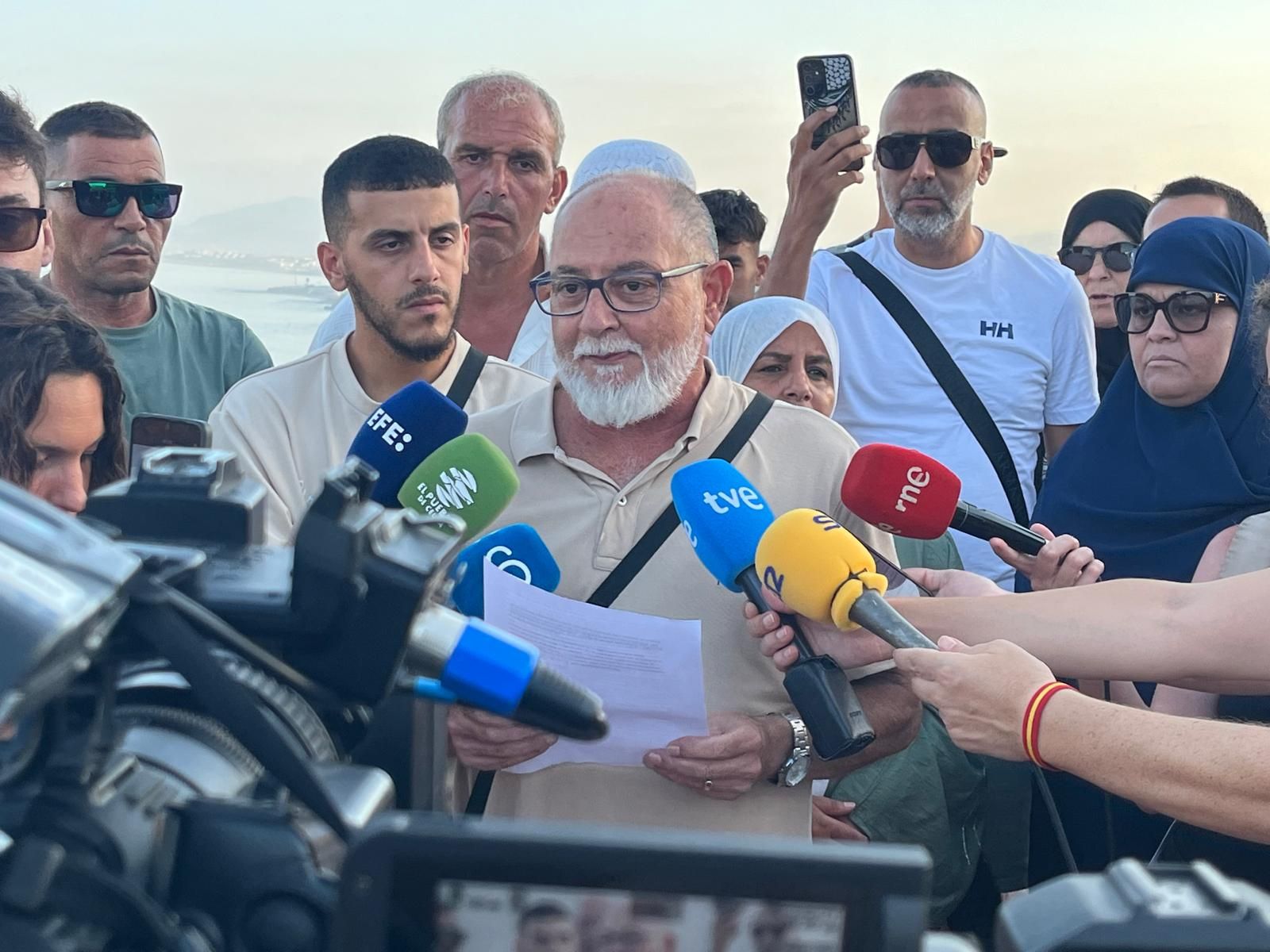 Representantes de asociaciones vecinales de las barriadas comparecen junto a la explanada de Loma Colmenar
