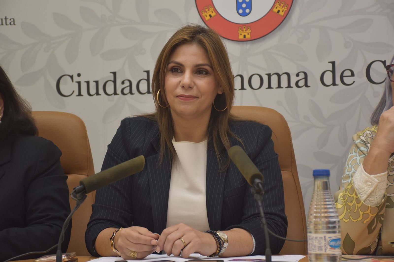 La consejera de Sanidad y Servicios Sociales, Nabila Benzina, durante la rueda de prensa ofrecida para presentar el Rincón Violeta en la Biblioteca