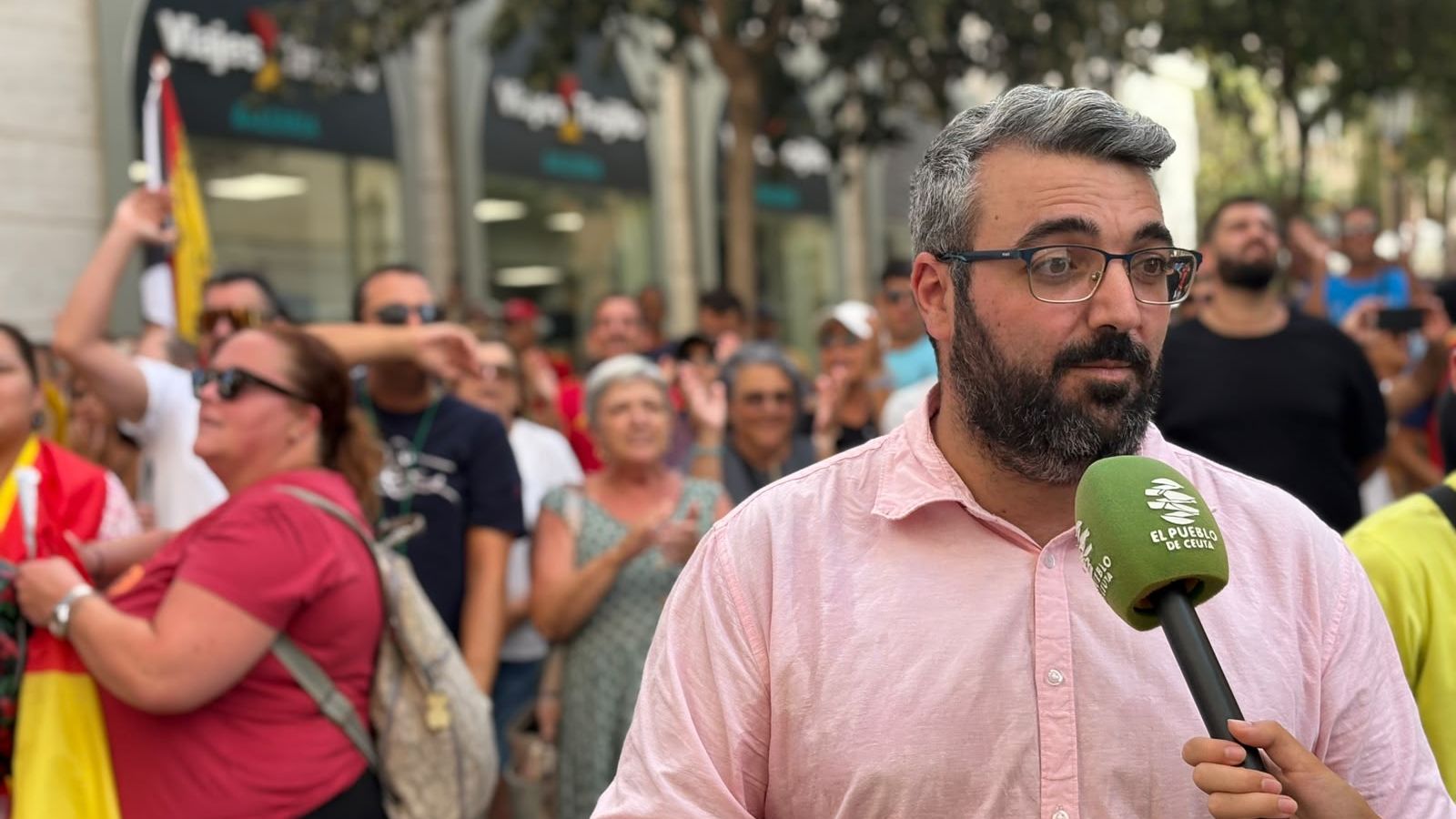 Melchor León, diputado socialista, en la concentración contra la gestión de su partido