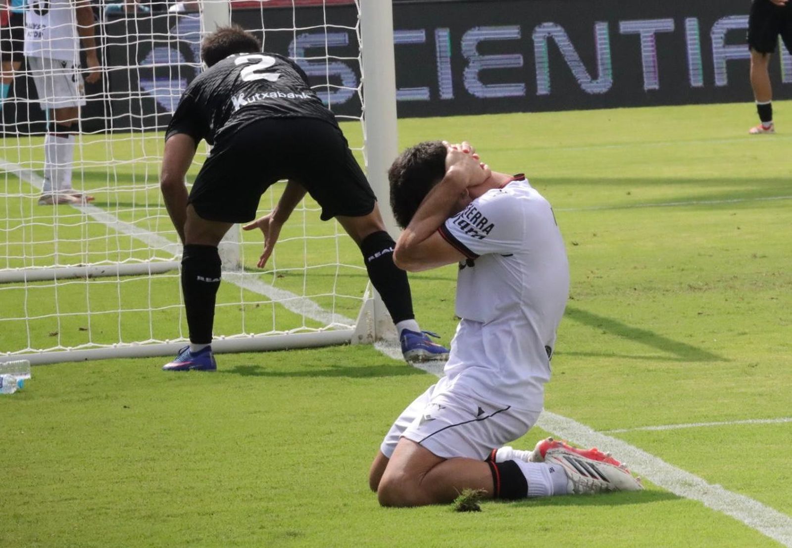 (3-1) Carlos Hernández se viste de héroe para remontar ante el Sanse