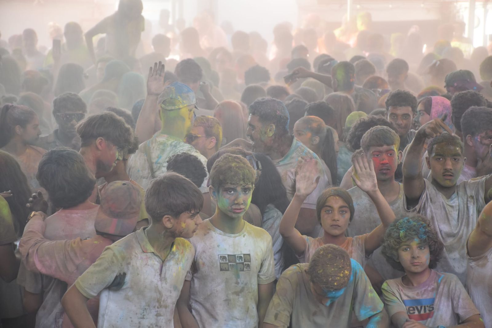El Holi vuelve a teñir Ceuta de color por la solidaridad y el amor