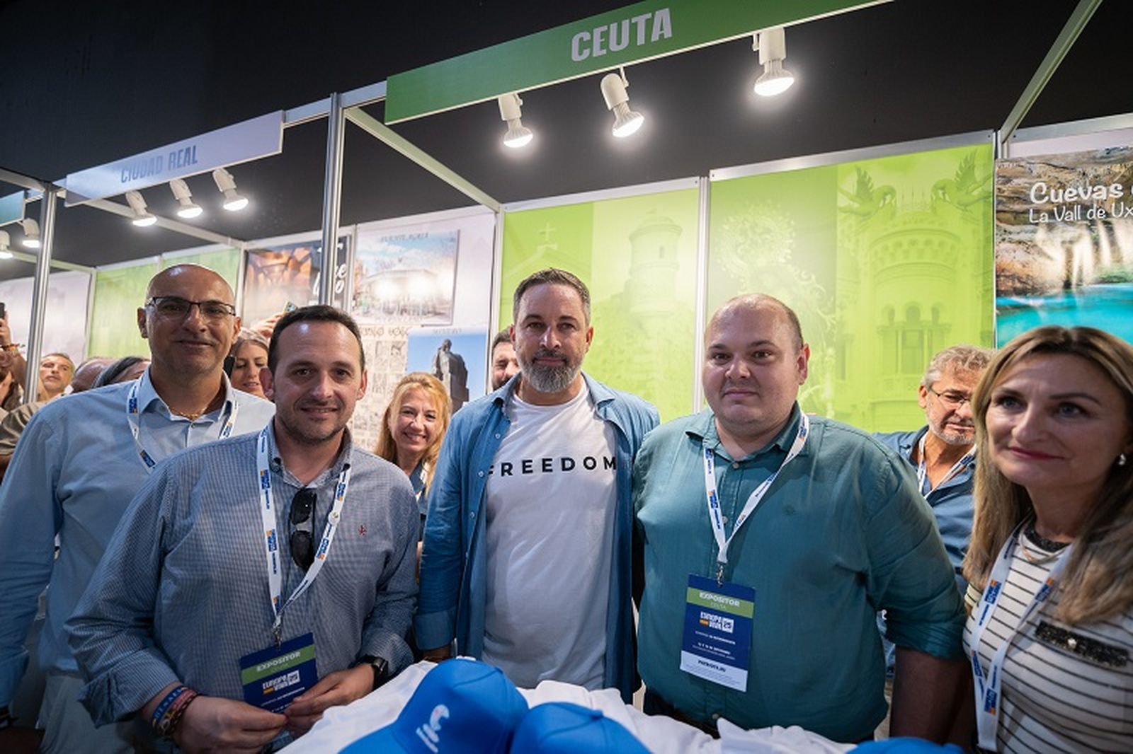 El presidente de Vox en Ceuta, Juan Sergio Redondo, junto a Santiago Abascal y otros miembros del partido en el evento Europa Viva25. / FOTO CEDIDA