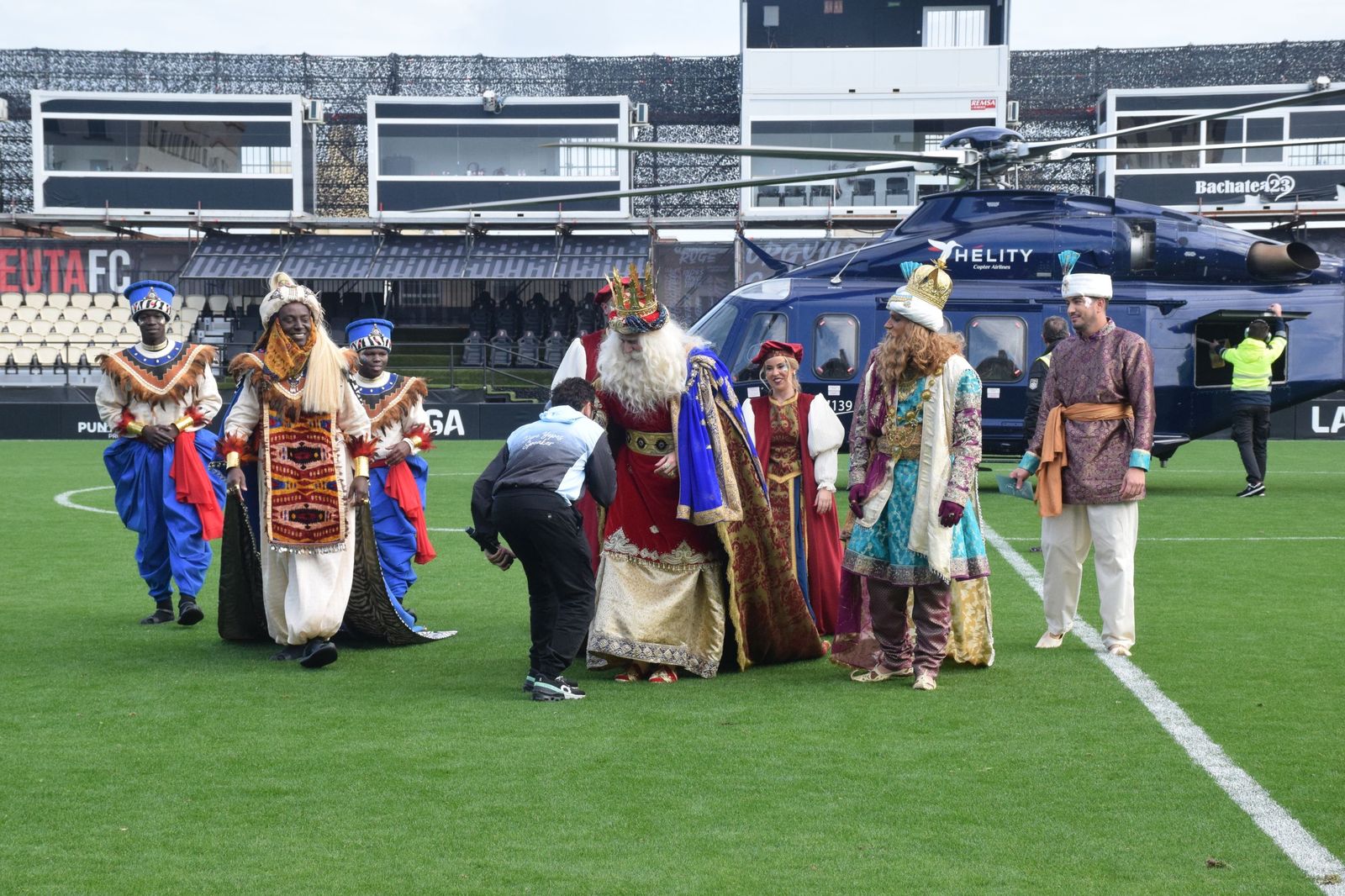 Los Reyes Magos aterrizan en el Alfonso Murube horas antes de la cabalgata