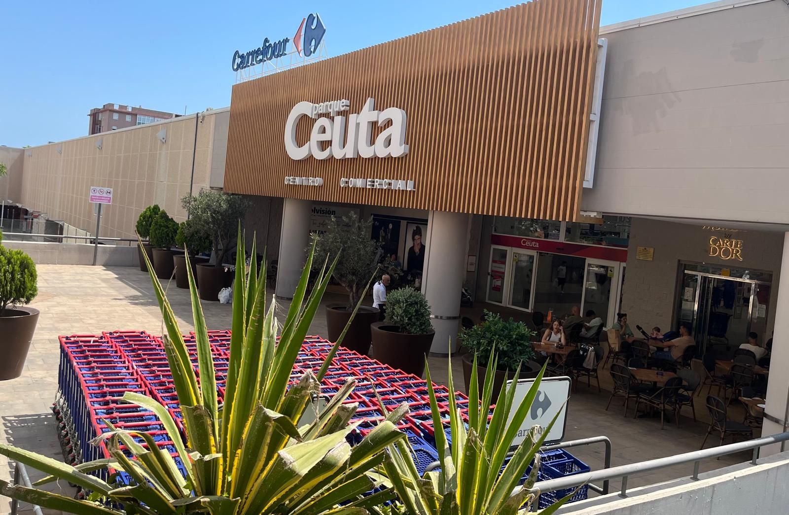 Exterior del centro comercial Parques de Ceuta, donde se ubica el hipermercado de Carrefour