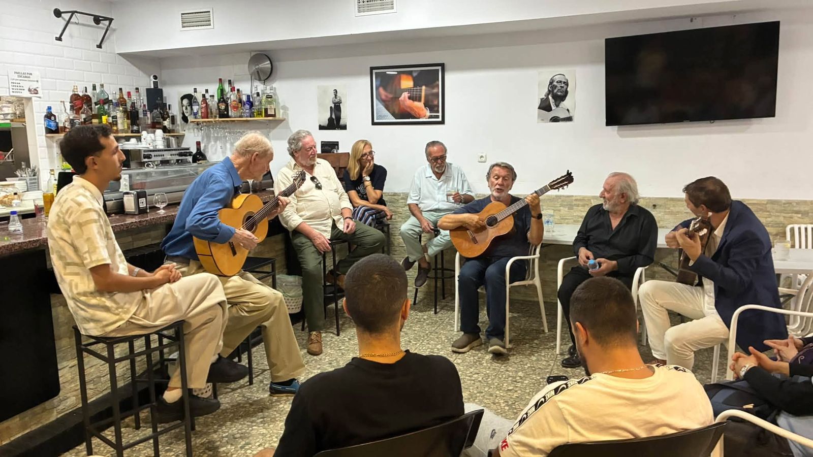 Ambiente posterior a la actuación, con improvisación entre los invitados
