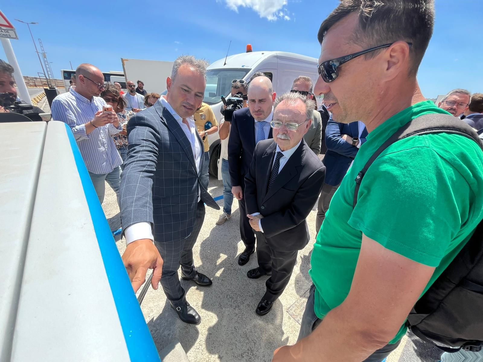 El CEO de Avangreen mostrándole el nuevo punto eléctrico de carga a Vivas y a Triano