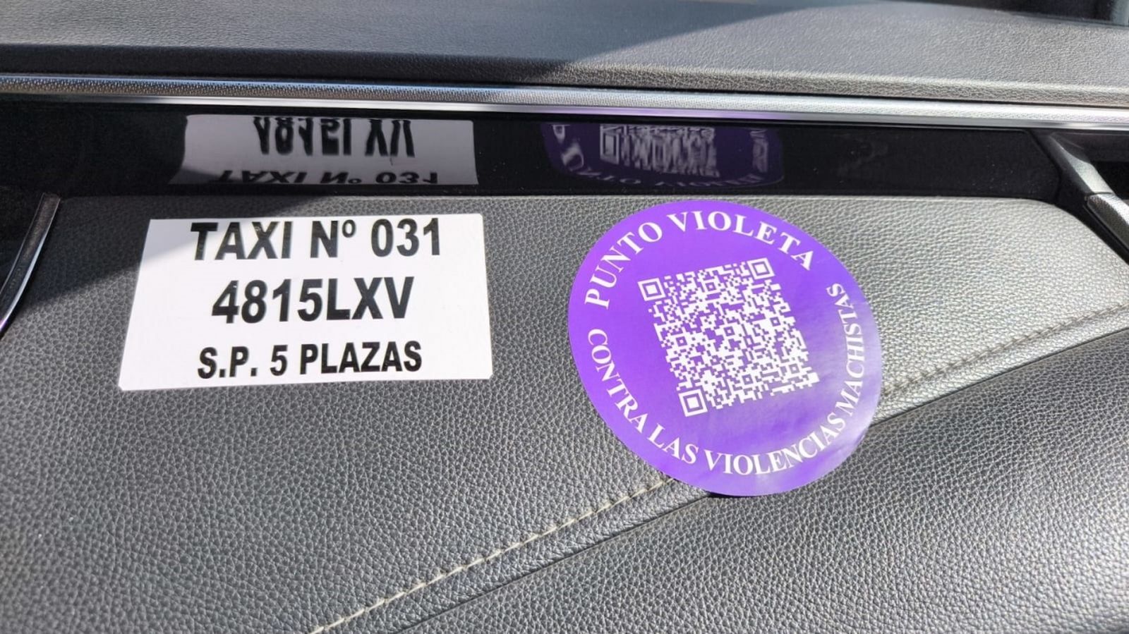 QR incorporado en uno de los taxis de Ceuta durante la campaña de feria. / FOTO CEDIDA