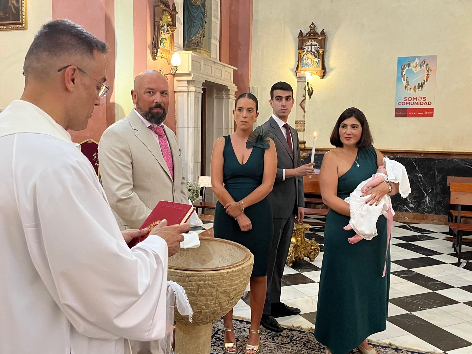 María recibe el Sacramento del bautismo