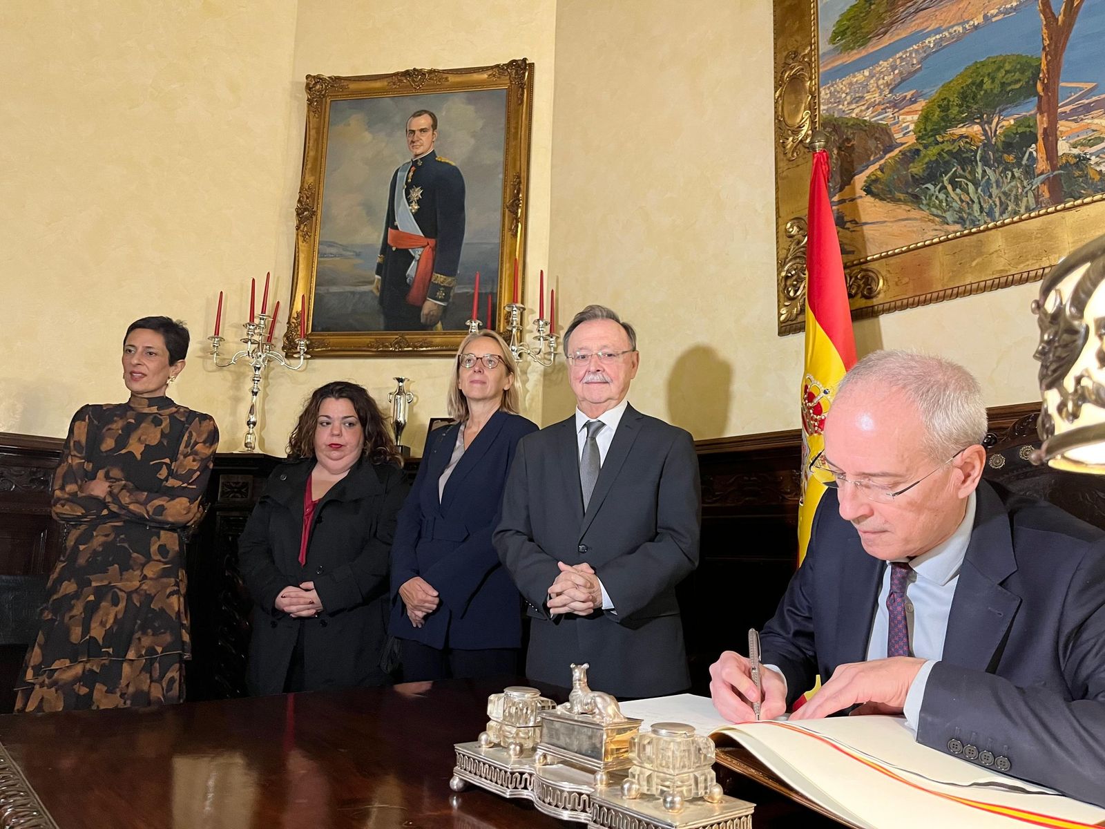 Gascón firma en el Libro de Honor de la Ciudad Autónoma de Ceuta