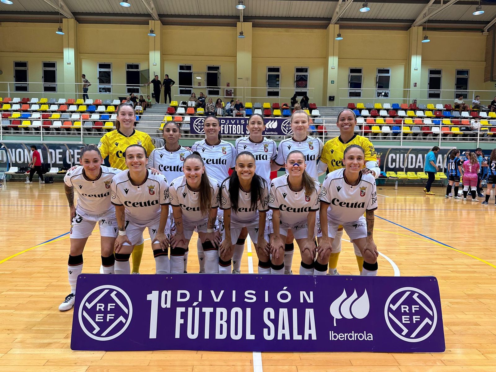 Las chicas del Ceuta sonríen antes de su partido