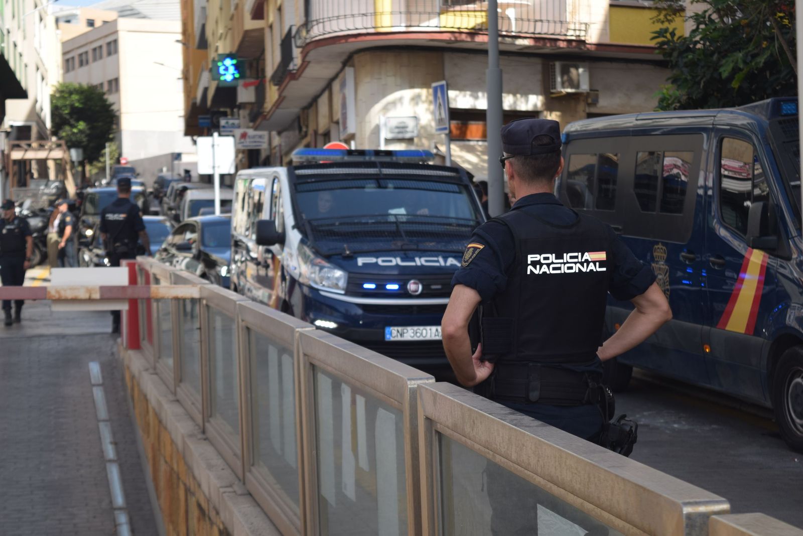 Agentes de la Policía Nacional custodian Delegación ante la llegada del ministro