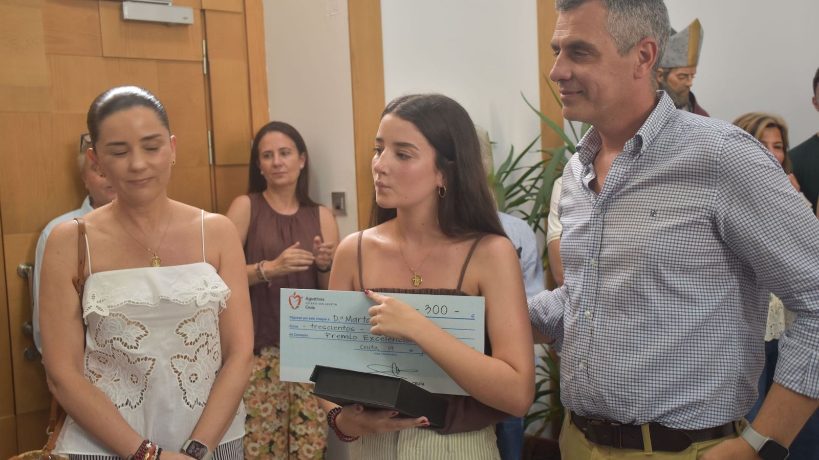 Homenaje en el Colegio San Agustín a su alumna Marta López Cora tras sacar la tercera mejor nota de Ceuta en la PAU, un 13.29