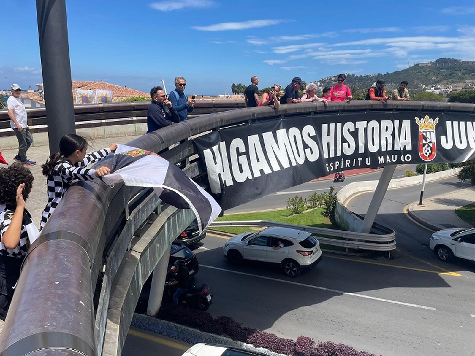 Aficionados, junto a una pancarta desplegada en el centro de la ciudad/FOTO REDUAN