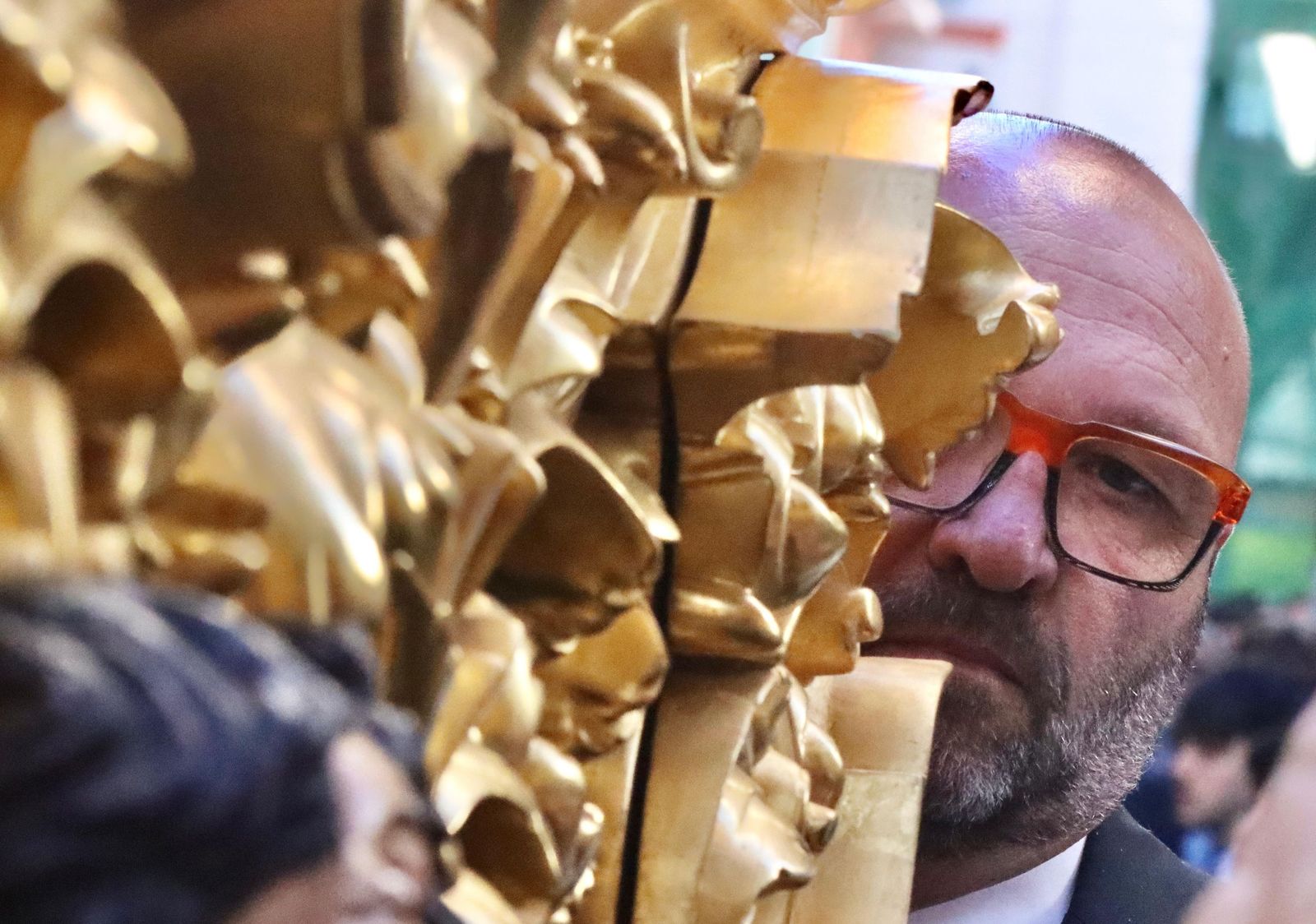 Cuarenta y cinco hombres bajo las trabajaderas y uno "ayudando desde el cielo"