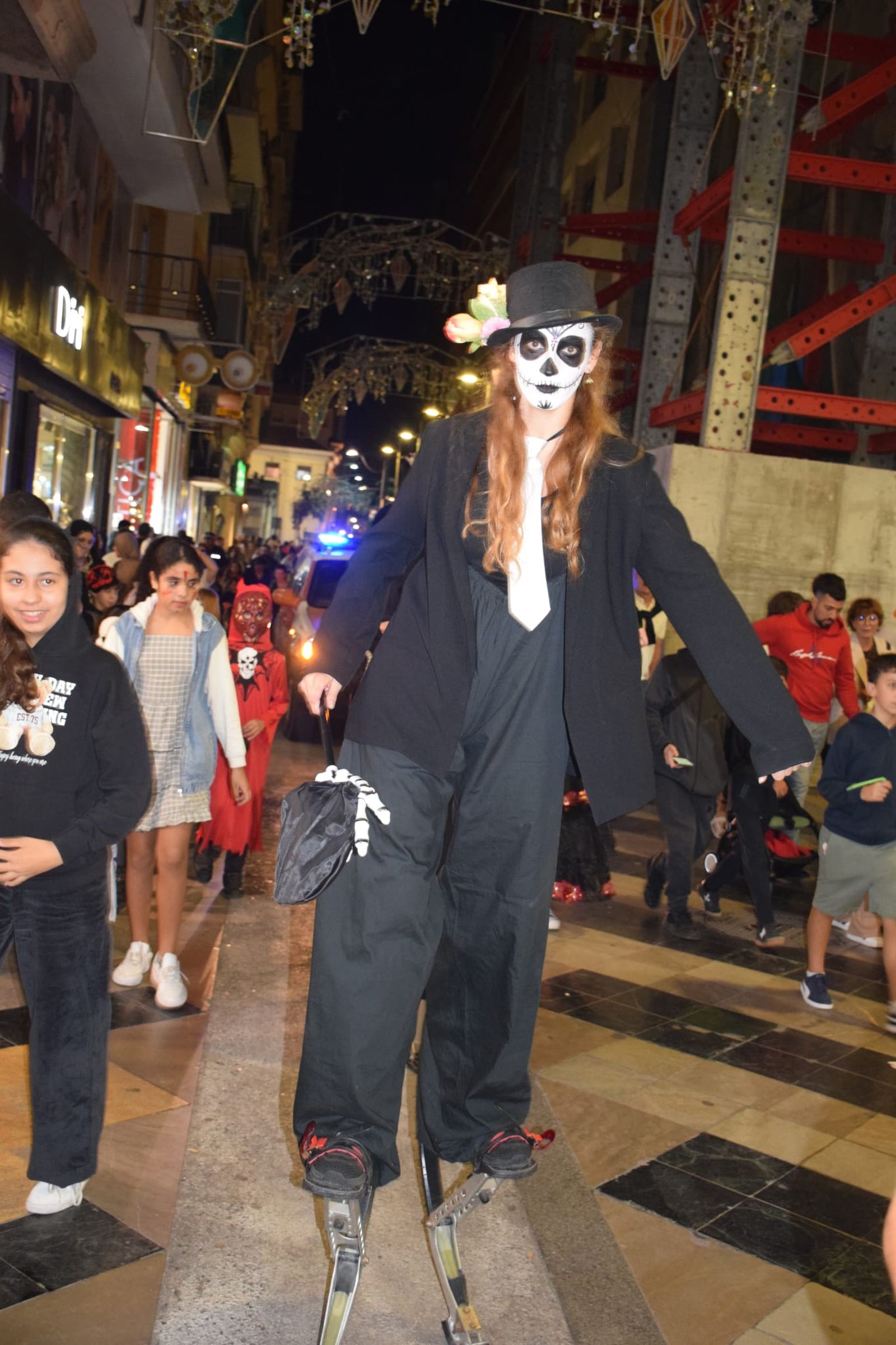 Ceuta se llena de huesos y risas en un Halloween de miedo Ceuta se llena de huesos y risas en un Halloween de risas