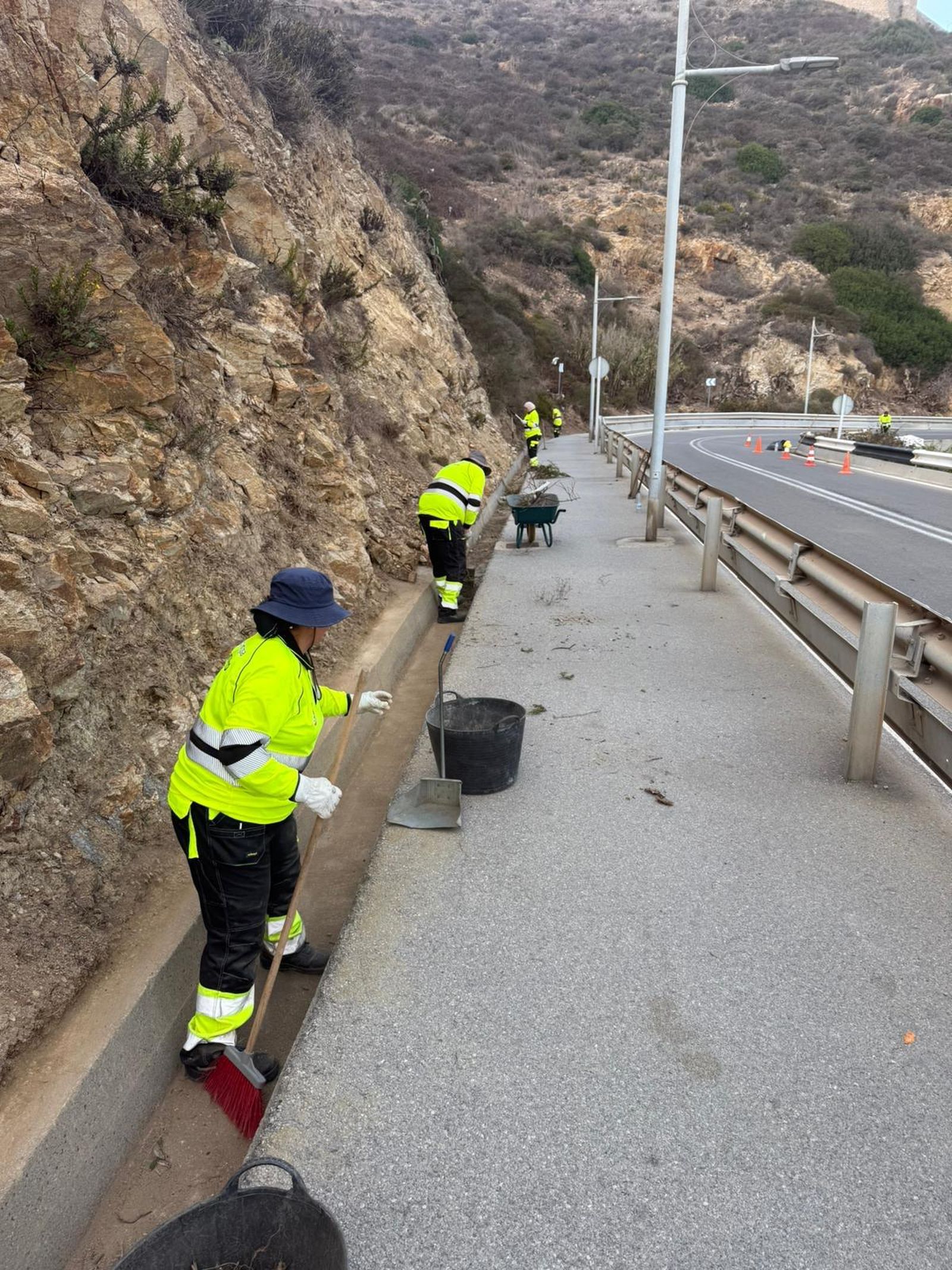 La Ciudad acomete trabajos de limpieza, desbroce y mantenimiento en distintas barriadas