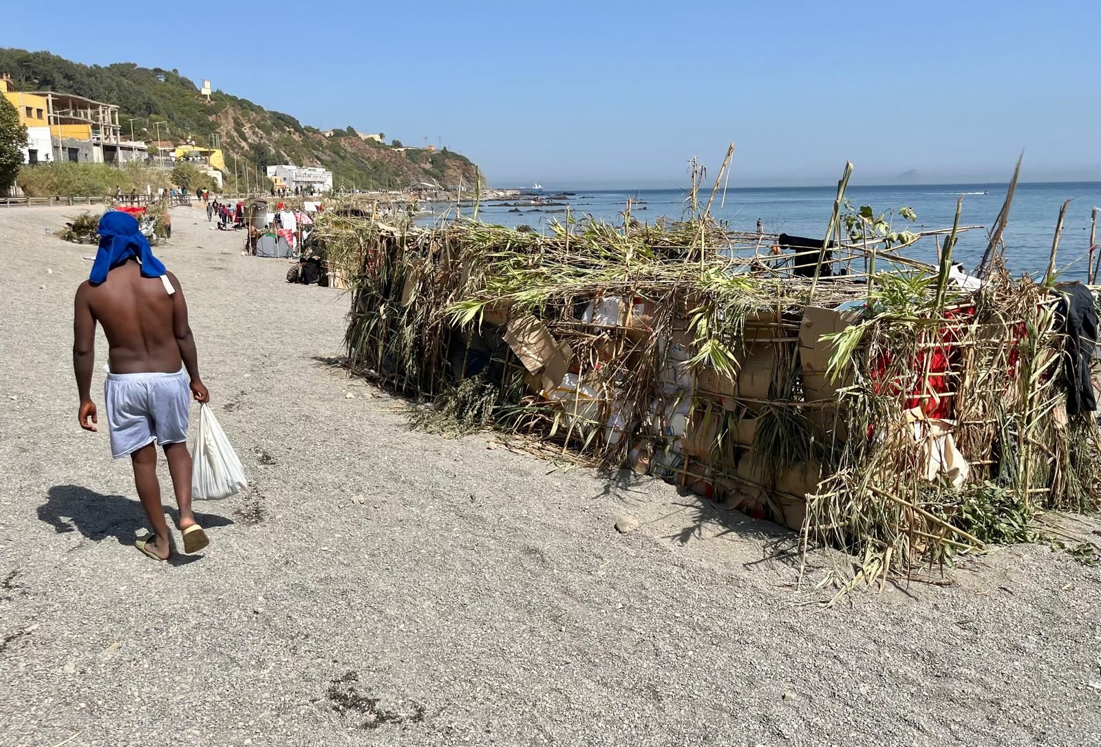La Playa del Trampolín se llena de chozas como refugio de los migrantes