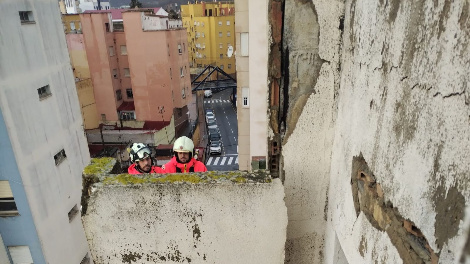Miembros de bomberos inspeccionando el lugar