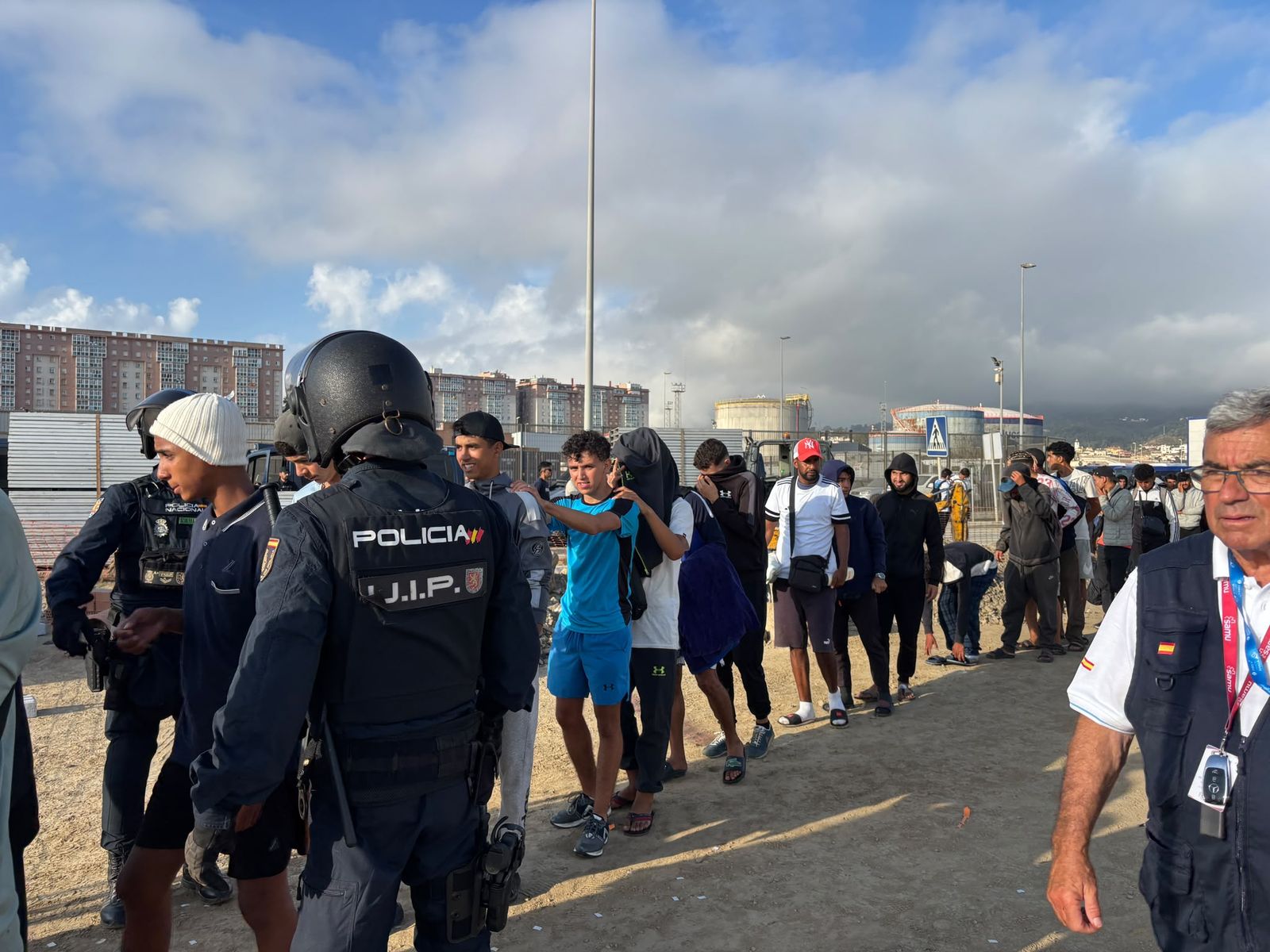 Tenso traslado  de más de  3.000 migrantes de las playas de Ceuta a un nuevo centro temporal