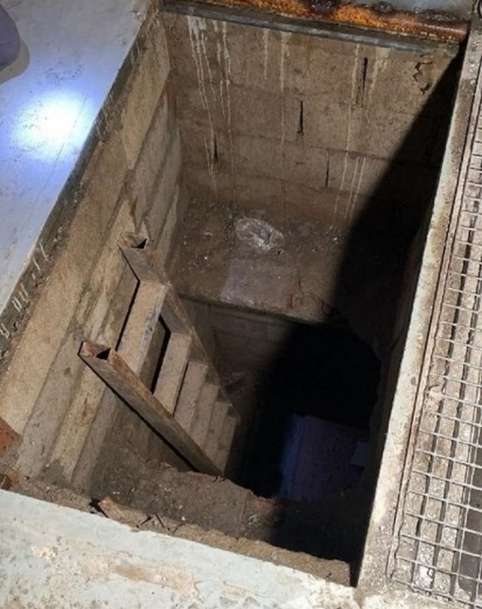 Imagen del narcotúnel entre Marruecos y Ceuta facilitada por la Guardia Civil. / FOTO GC