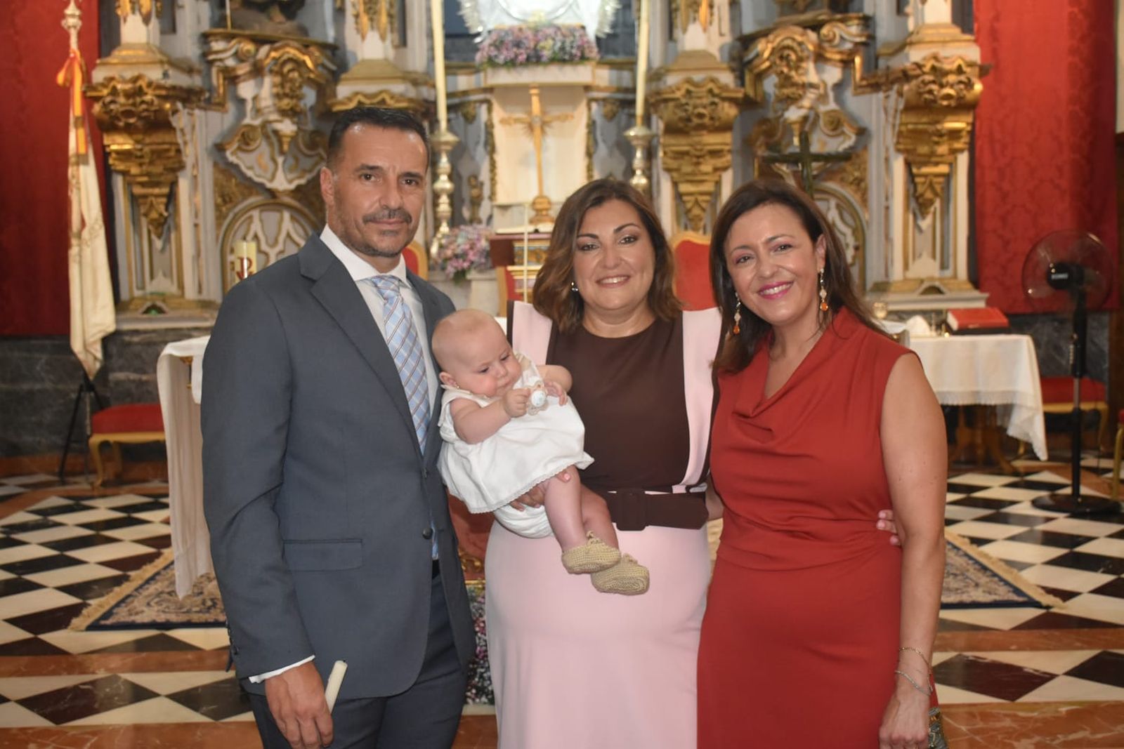 Lucía protagoniza una inolvidable jornada familiar con motivo de su bautizo en Los Remedios