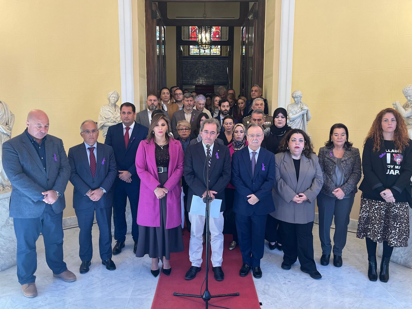 Minuto de silencio mantenido por autoridades civiles y militares de Ceuta en el Palacio Autonómico por el 25 tras la lectura de la declaración institucional aprobada una hora antes por la Asamblea