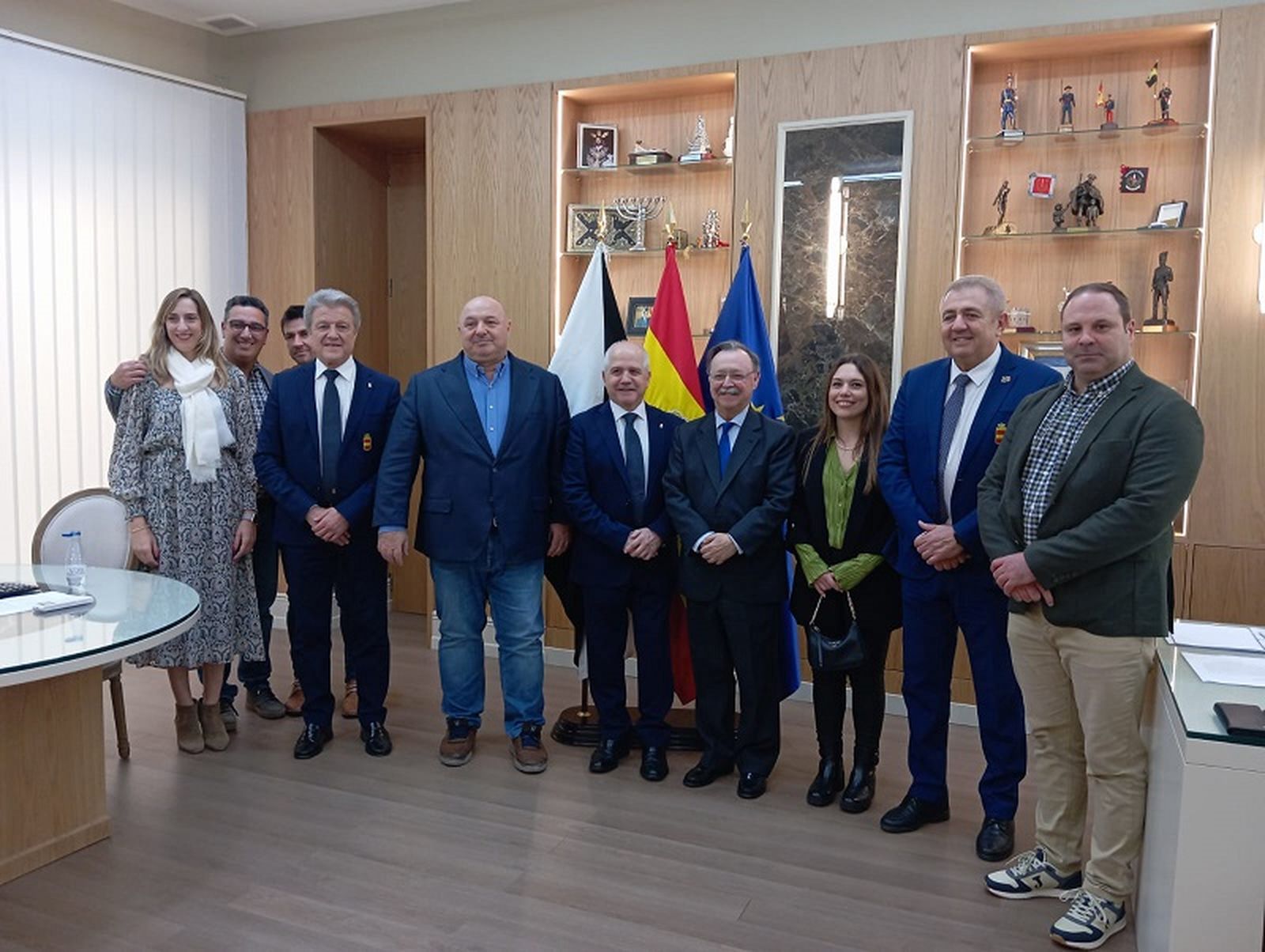 Juan Vivas recibe al presidente de la Federación Española de Kárate. / FOTO CAC