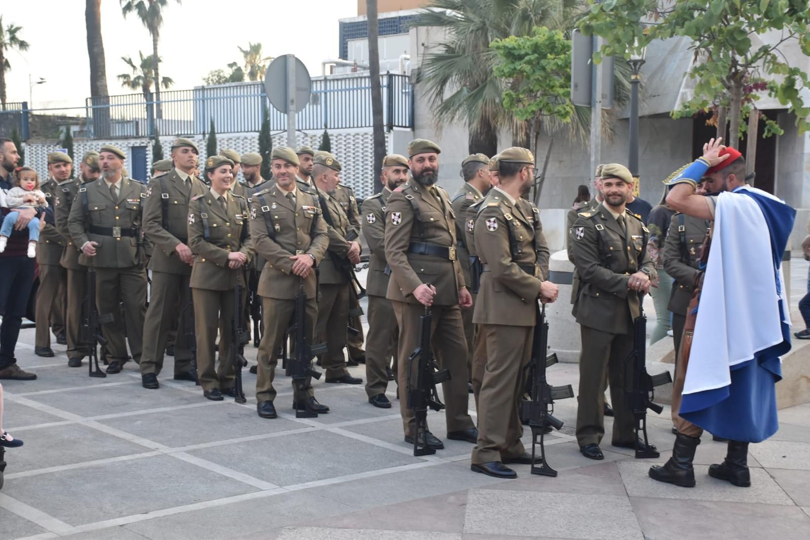El Ramix 30 protagoniza un solemne arriado de bandera en ‘Foso Almina’