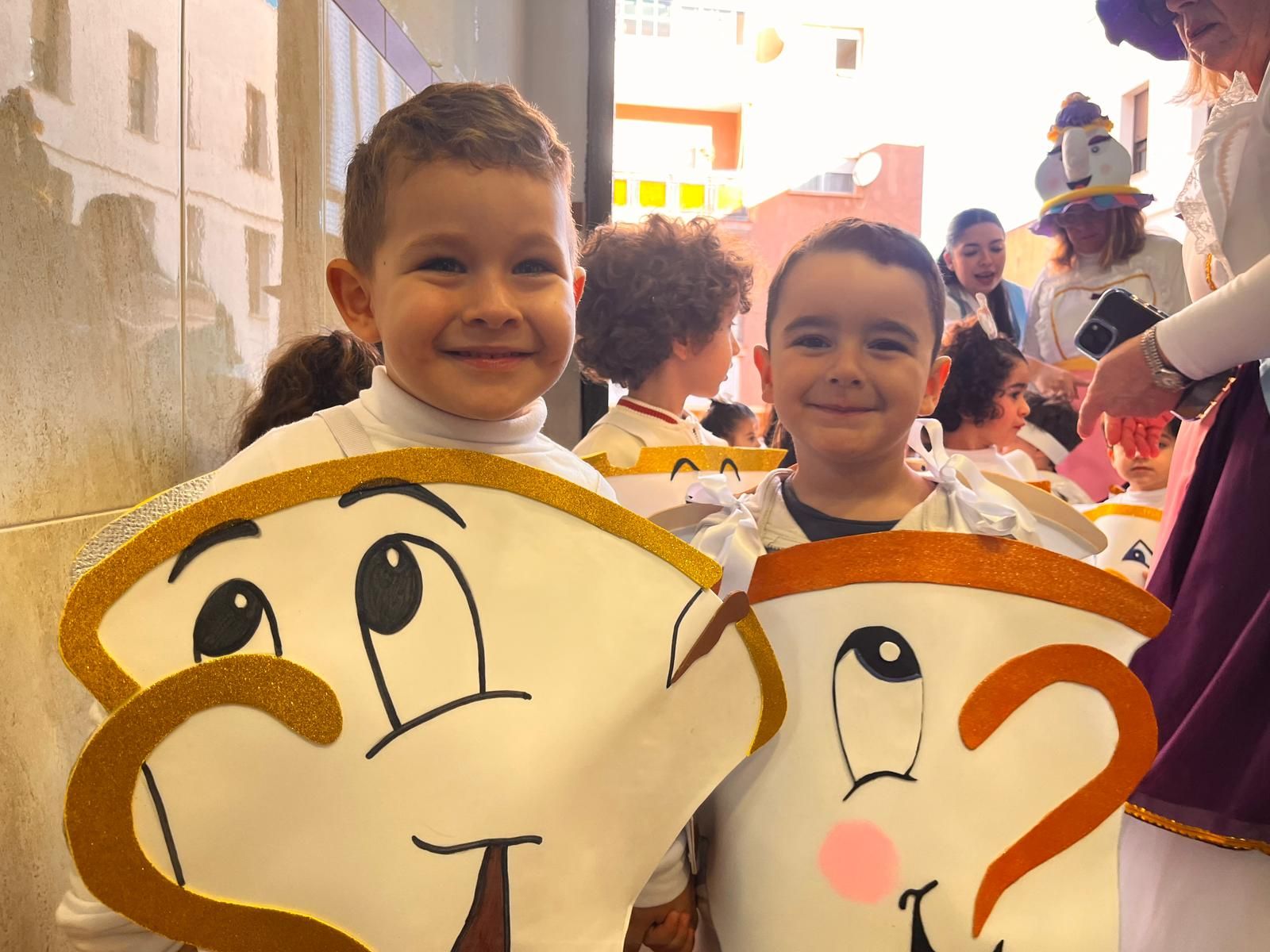 El 'Beatriz de Silva' protagoniza un pasacalles de cuento