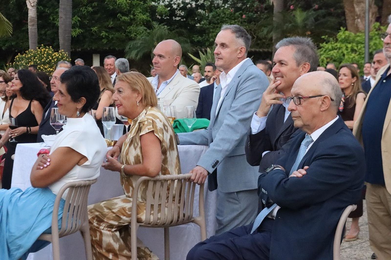 Así fue la imposición de la Medalla de Oro de la Cámara de Comercio a Juan Bravo. / FOTO REDUAN Así fue la imposición de la Medalla de Oro de la Cámara de Comercio a Juan Bravo. / FOTO REDUAN